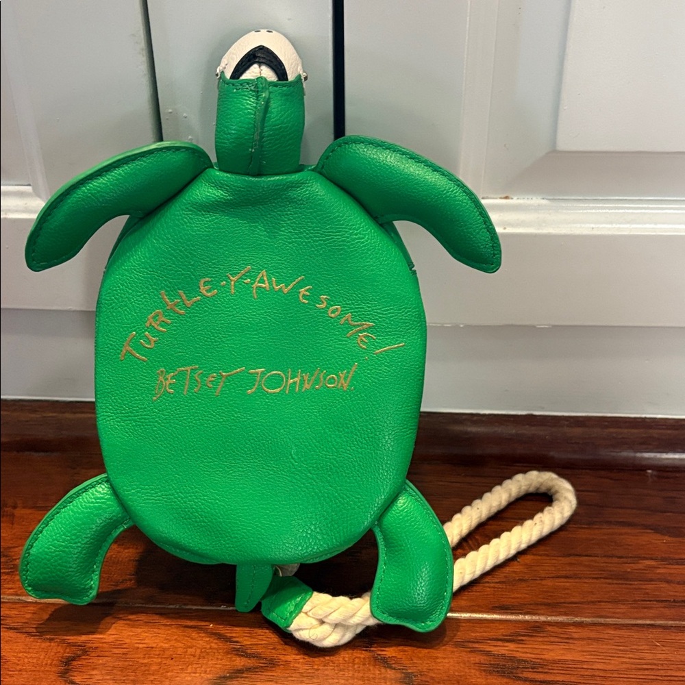 Betsey Johnson "Turtley Awesome" green faux pebbled leather turtle wristlet - Picture 3 of 6